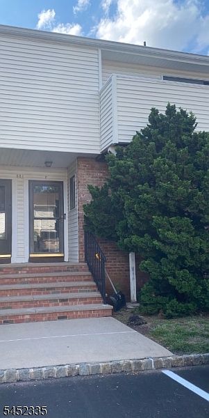 1st image of 901F Merritt Dr