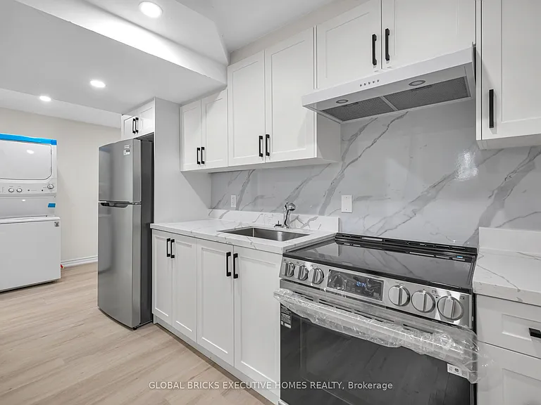 108 Lindsay St S #BASEMENT — Photo 4