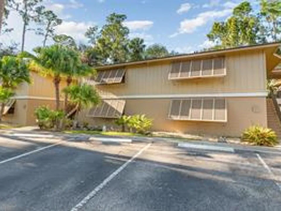 120 Hibiscus Woods Ct #8D