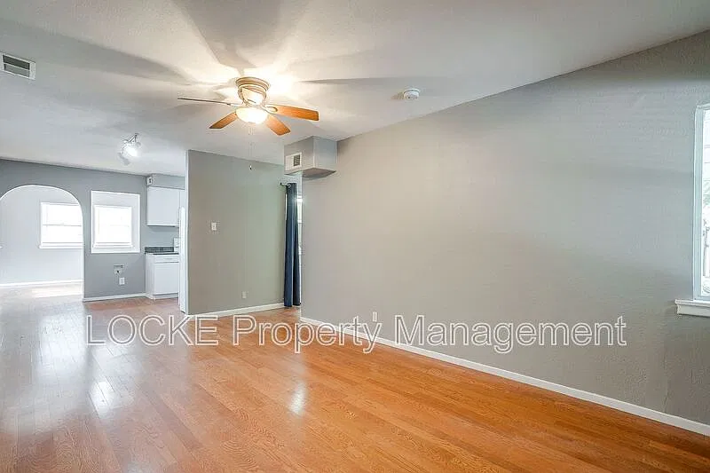 3 bed, 1.0 bath, 1100 sqft, $2,000 — Photo 4