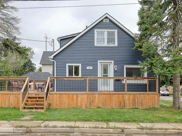 42 Henry St, Cambridge, ON N1R 3W4
