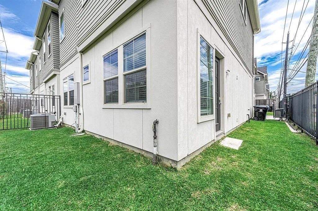 3 bed, 2.5 bath, 1553 sqft, $2,300 — Photo 3