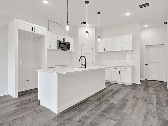 4th image of 7922 Sealey St