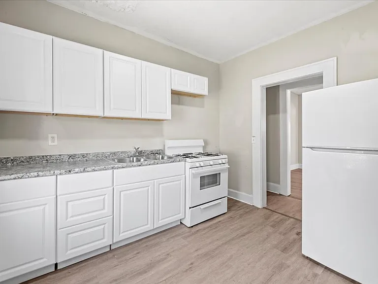 447 N Sherman Dr — Photo 10