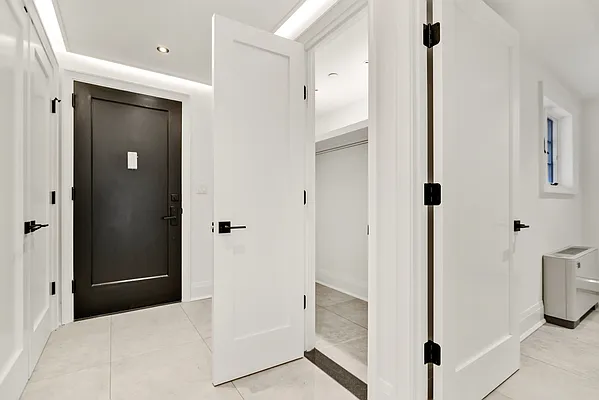 Rented by Halvatzis Realty | media 6