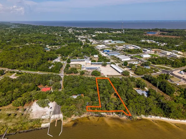 29 N Bayshore Dr, Eastpoint, FL 32328