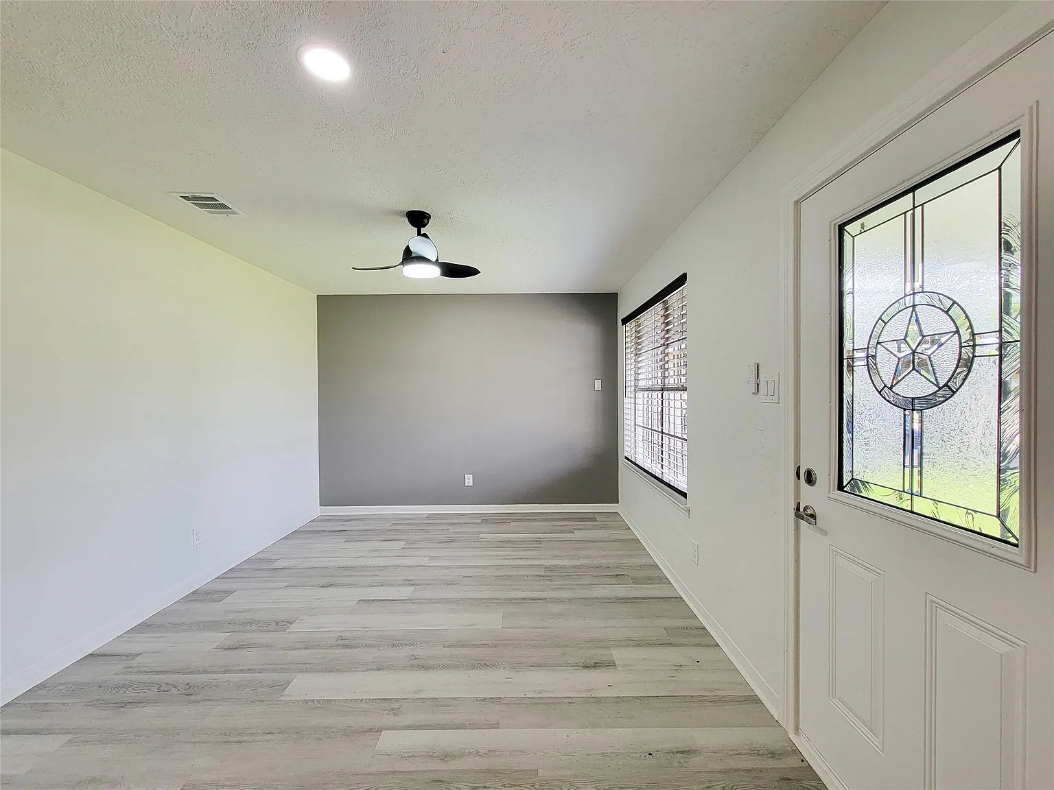 3 bed, 1.5 bath, 819 sqft, $1,700 — Photo 4