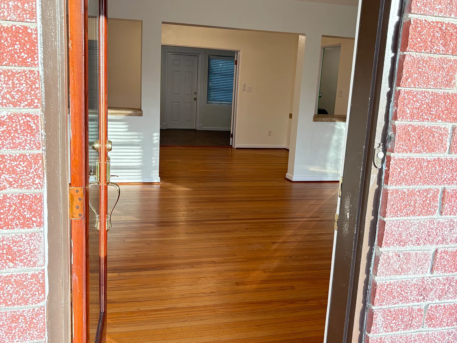 3243 N Orange Ave — Photo 4