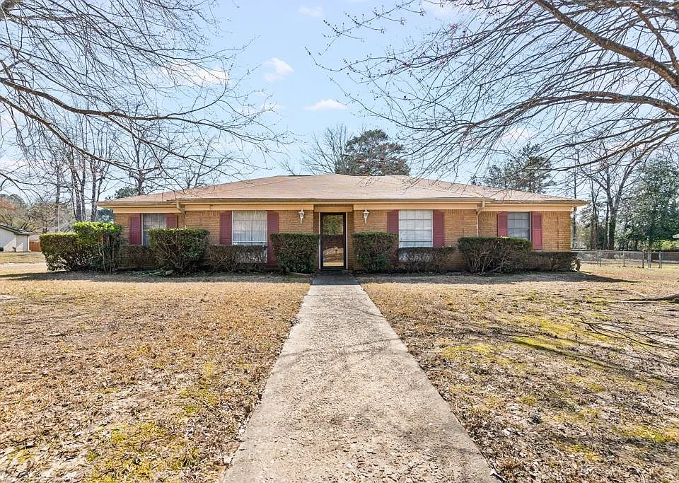 901 Dogwood St