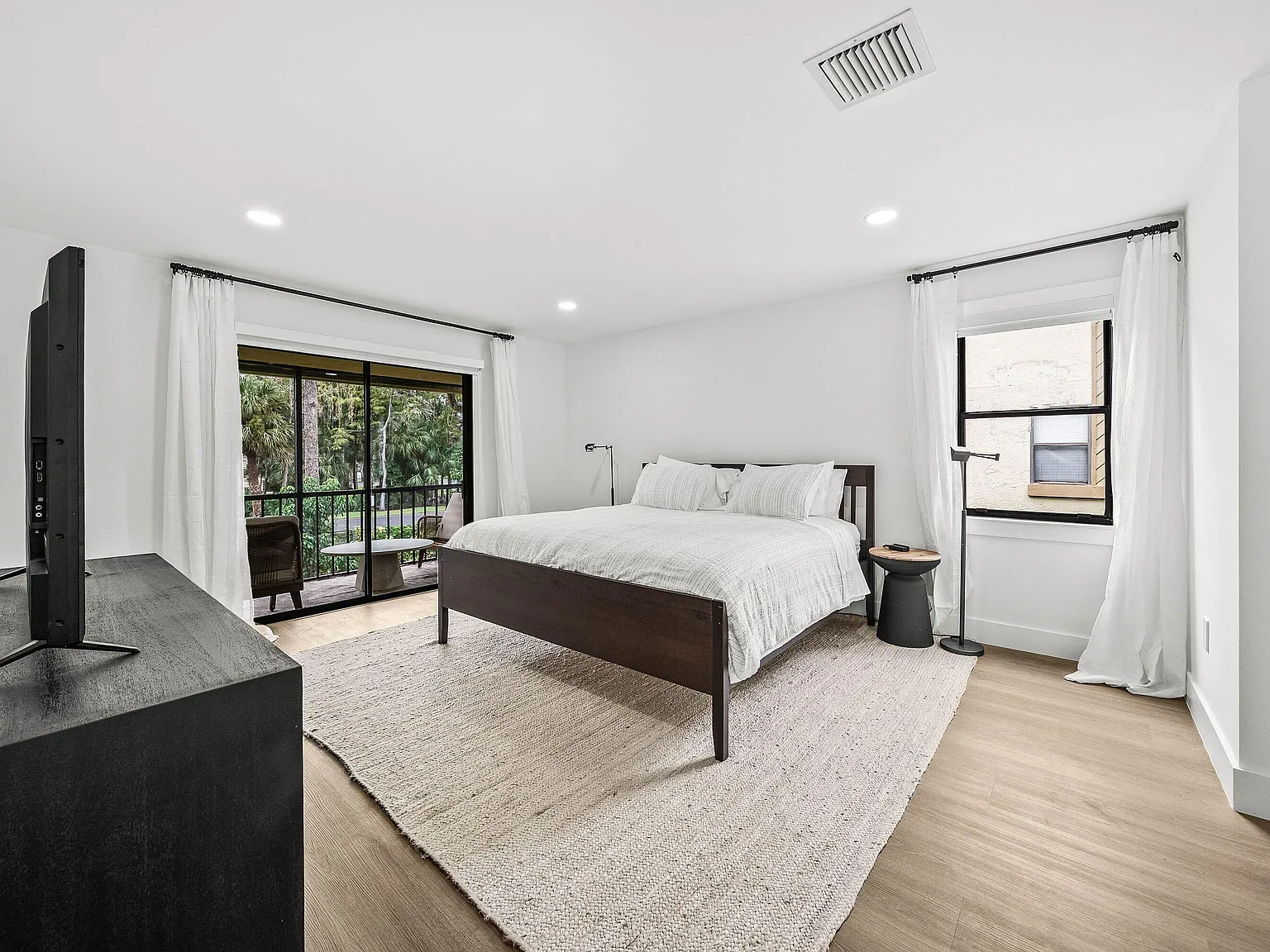 3 bed, 2.0 bath, 1300 sqft, $4,800 — Photo 3