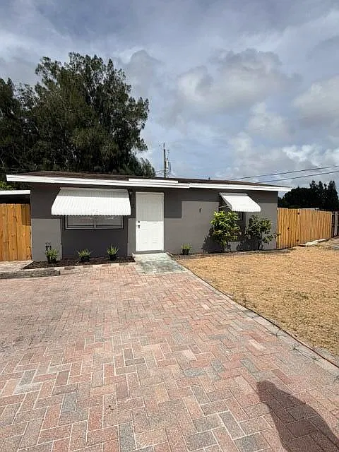 2 bed, 1.0 bath, 660 sqft, $2,300 — Photo 2