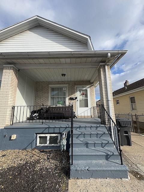 1st image of 834 Fernwood St