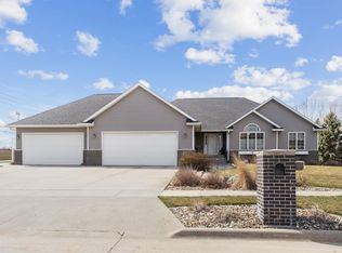 4646 William Dr, Waterloo, IA 50701