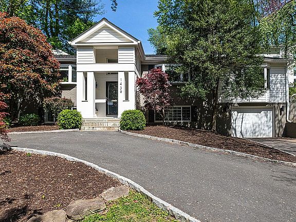 3rd image of 1439 Brookhaven Dr