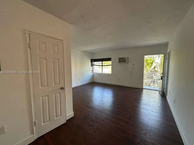 8321 Crespi Blvd #7 — Photo 4