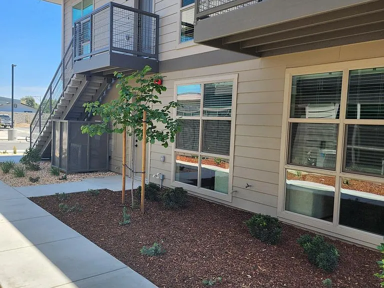 Vantage Pointe East — Photo 14