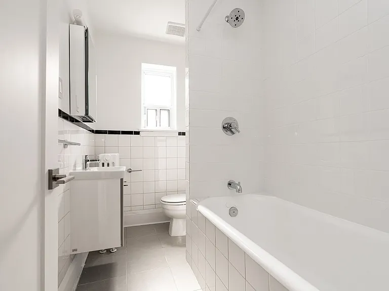 118 Roncesvalles Ave — Photo 4