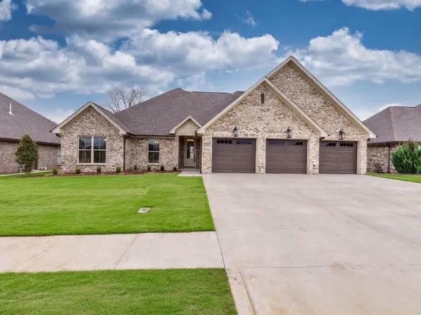 304 Magnolia Dr, Muscle Shoals, AL 35661