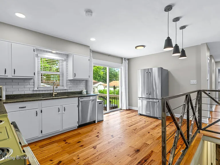 519 Leyton Ave — Photo 6