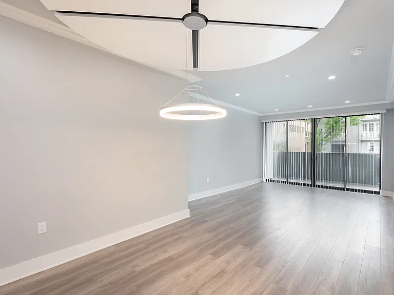 1350 Roxbury Dr — Photo 9
