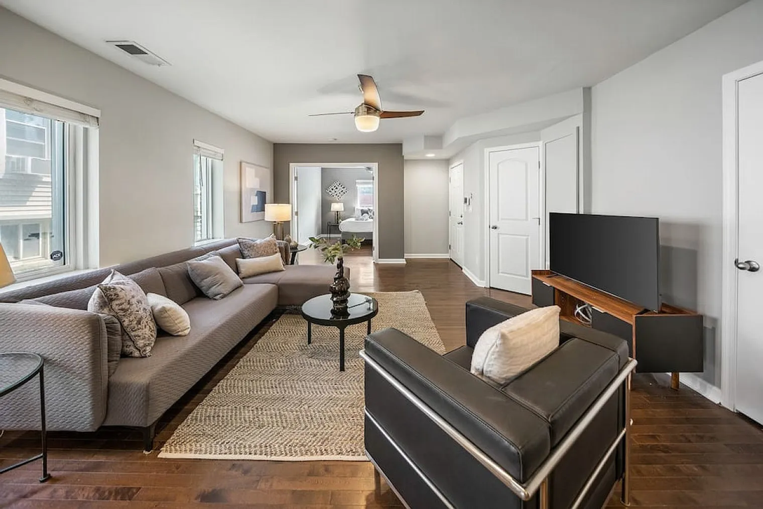 2 bed, 1.0 bath, 1076 sqft, $2,431 — Photo 2