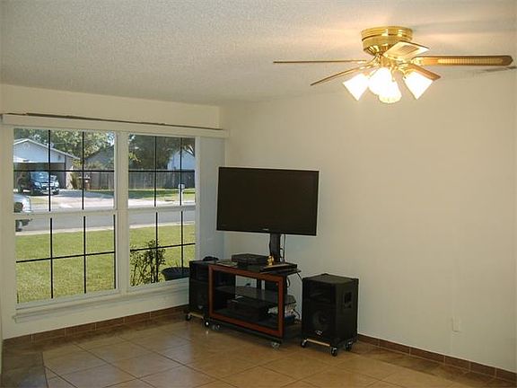 2nd image of 1601 Meadows Dr