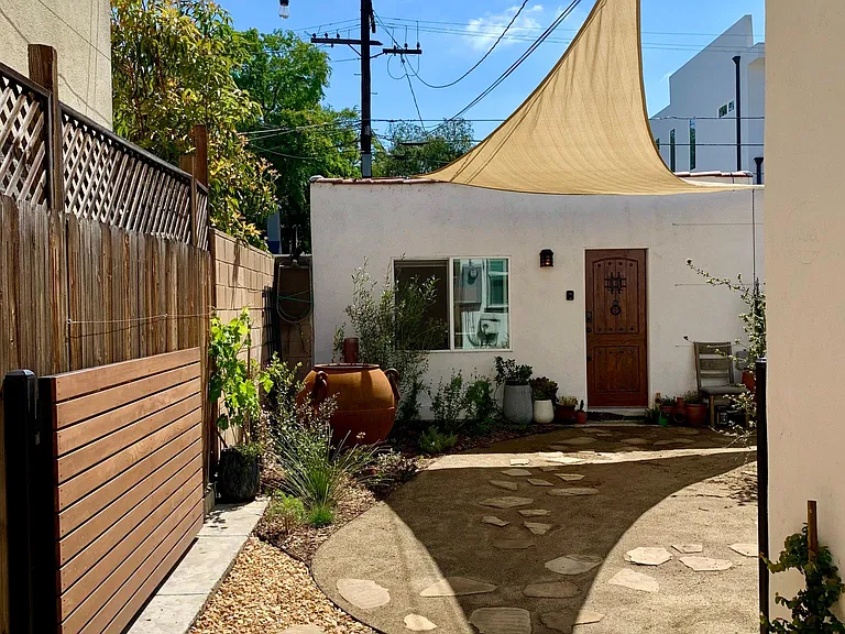 1852 S Redondo Blvd — Photo 26