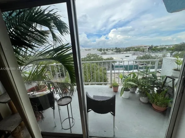486 NW 165th St Rd APT B603, Miami, FL 33169