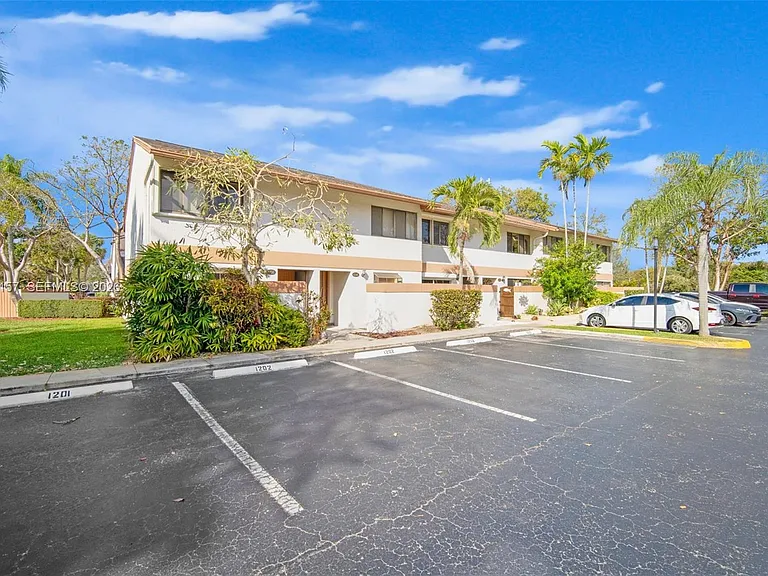 4250 SW 70th Ter — Photo 2