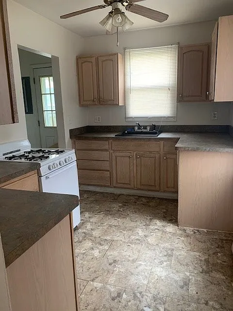 2 Bedroom 1 Bath in Harper Woods — Photo 4