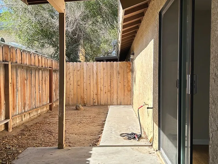 912 W Graaf Ave — Photo 12