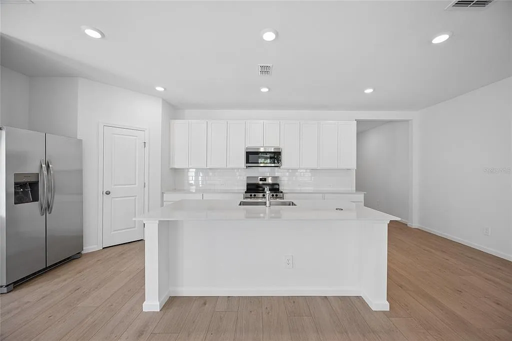 3 bed, 2.0 bath, 1882 sqft, $2,100 — Photo 4