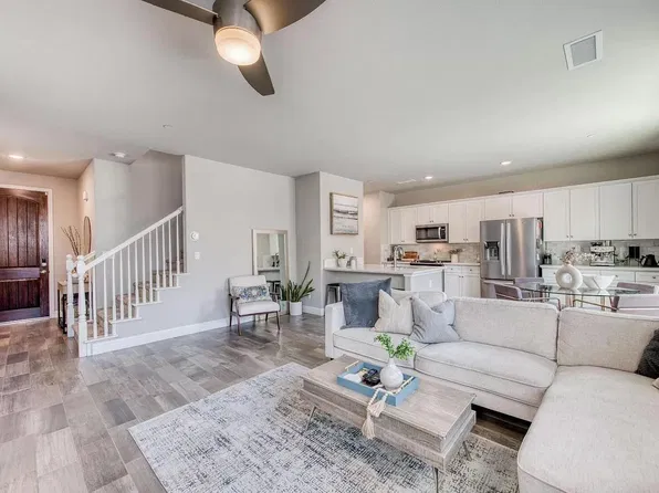 6217 E Sydney Dr, Fresno, CA 93727