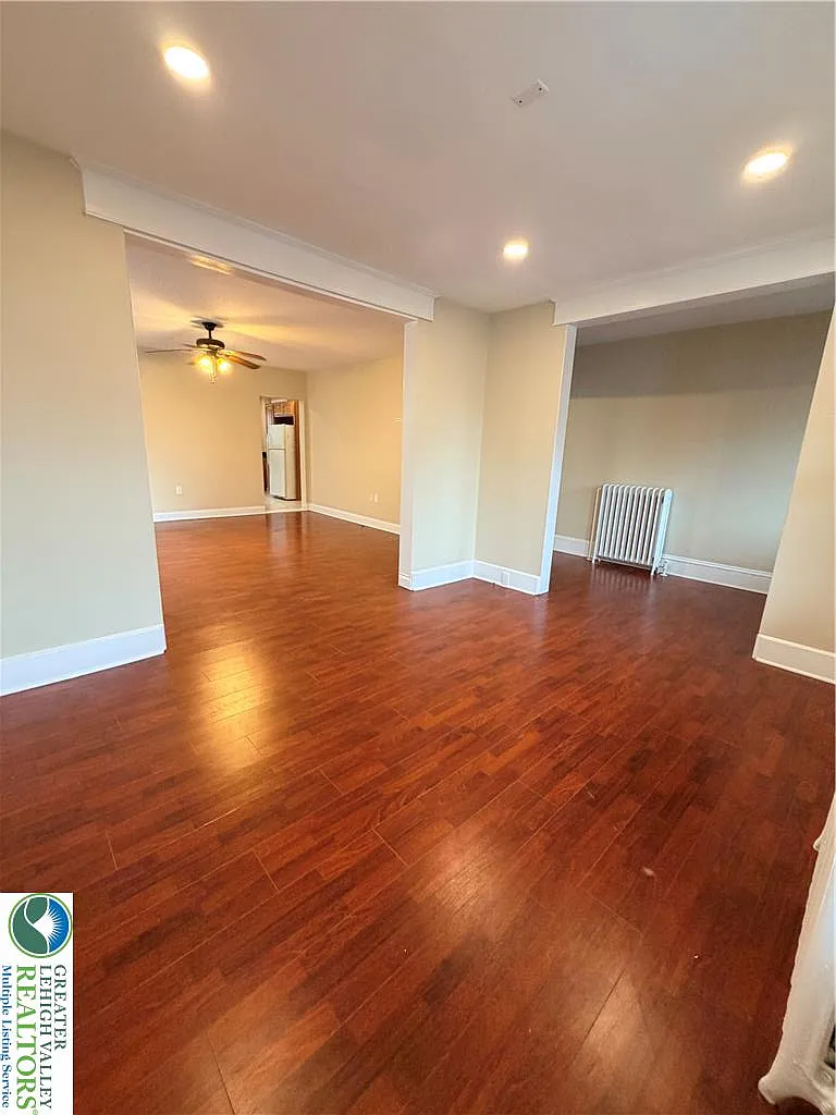 4 bed, 1.5 bath, 1692 sqft, $2,000 — Photo 2