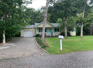 8 Huckleberry Ln, Hampton Bays, NY 11946