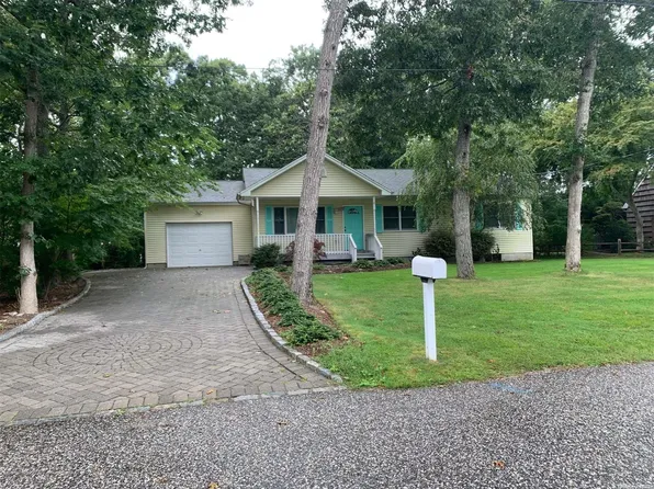 8 Huckleberry Lane, Hampton Bays, NY 11946