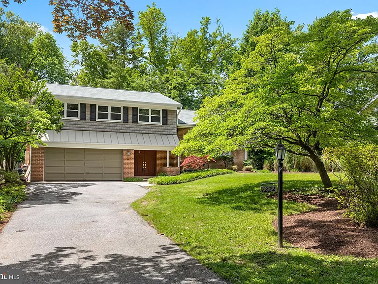 1222 Noyes Dr — Photo 2