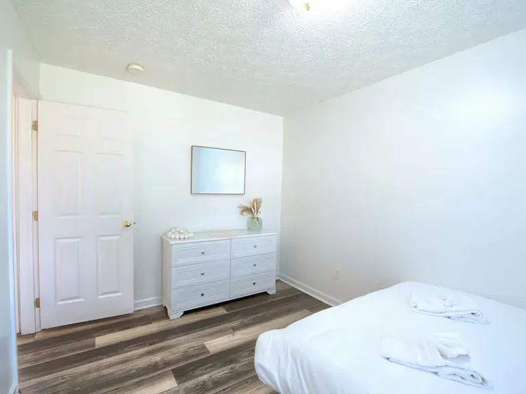 1444 Thomas Ln — Photo 11