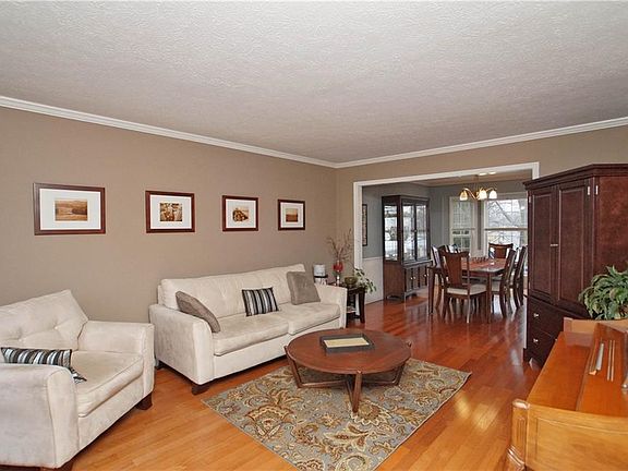 3rd image of 998 Abbey Dr