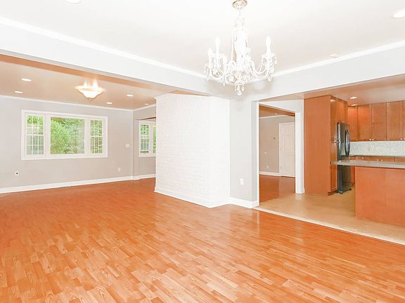 4th image of 21 Westminster Dr