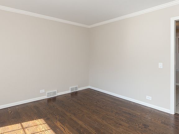 3rd image of 118 Graymoor Ln