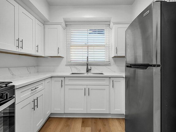 3rd image of 2034 S Beverly Glen Blvd APT 1