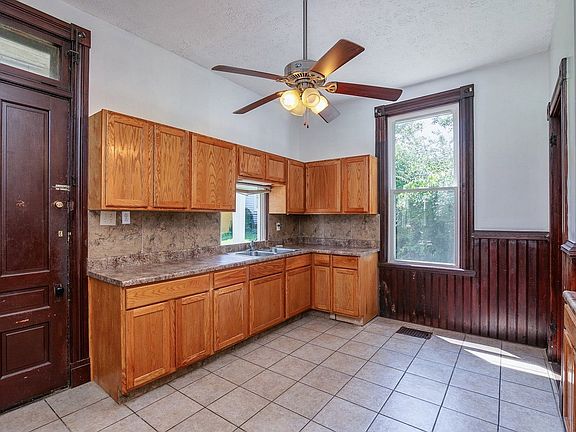 3rd image of 607 Riddle Rd