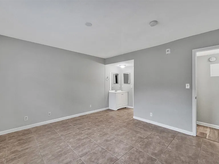 555 SE 8th St #252 — Photo 8