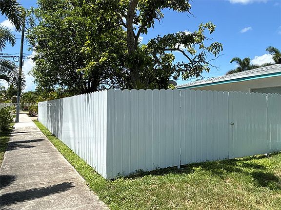 4th image of 3410 SW 17th St