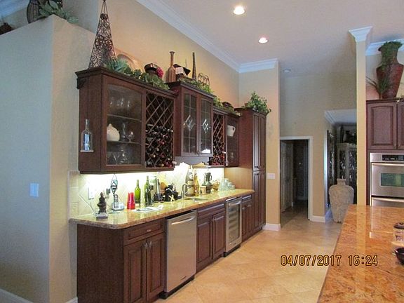 Built in bar area in kitchen