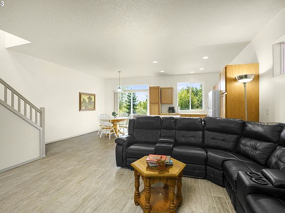 3rd image of 496 SE Heathcliff Ln