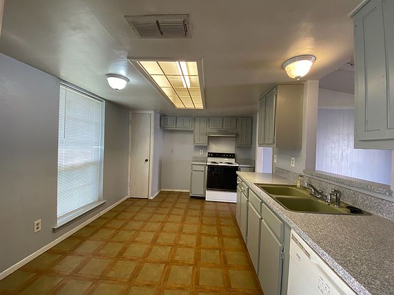 5th image of 901 Wandering Way Dr