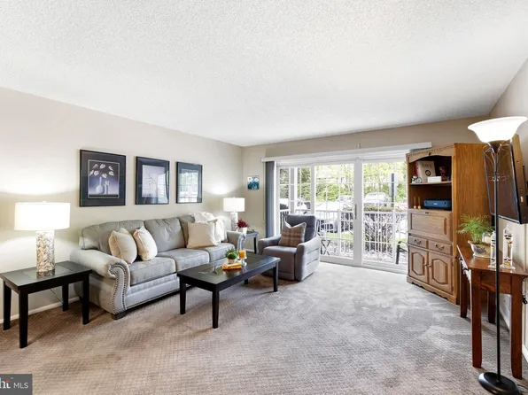 14 Cheverny Ct, Hamilton, NJ 08619