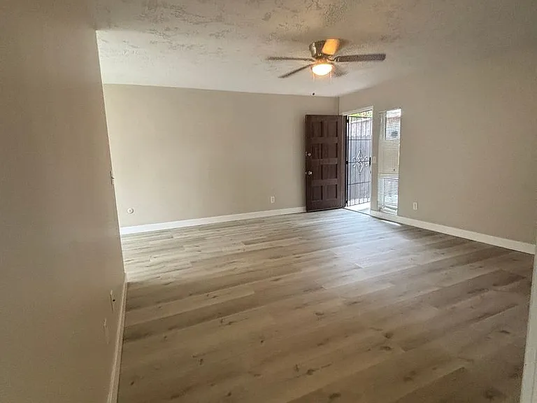 Two Bedroom Apartment Normal Heights with on-site Laundry and small dog friendly! — Photo 6